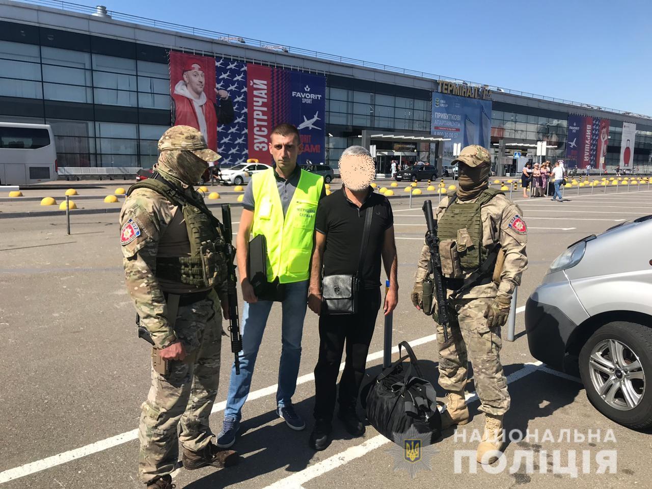 Поліція Закарпаття зі спецпризначенцями видворили з України іноземного кримінального «авторитета» (ФОТО)