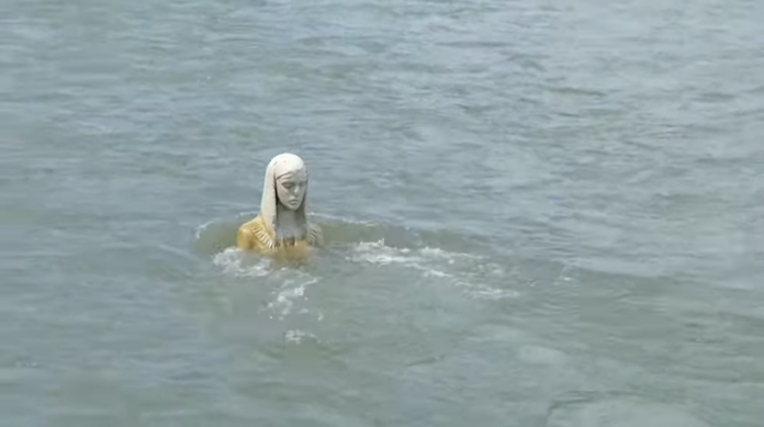 Скульптура Берегині несподівано виринула посеред річки на Прикарпатті (ФОТО, ВІДЕО)