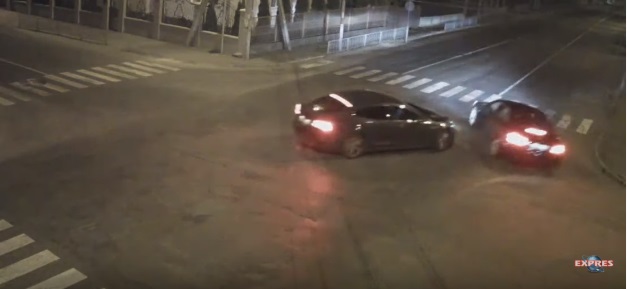 "Tesla" vs "Mercedes": придорожня камера зафіксувала ДТП у Виноградові (ВІДЕО)