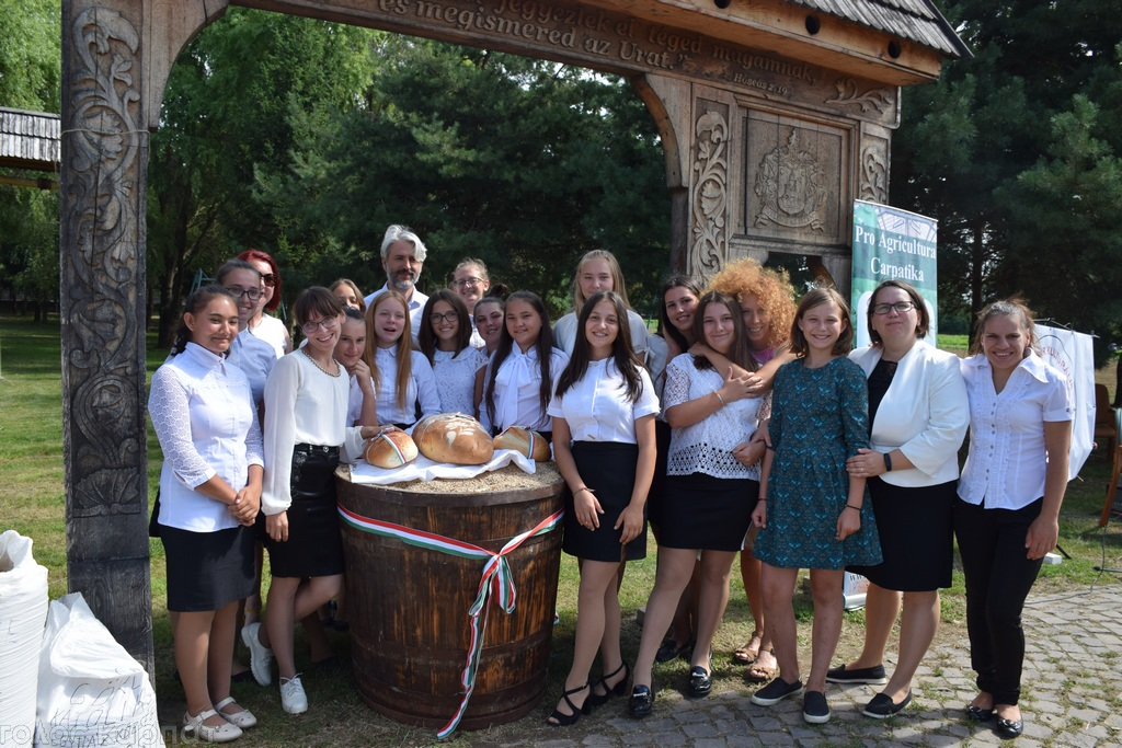 На Закарпатті відбулася благодійна акція "Свято угорського хліба" (ФОТО)