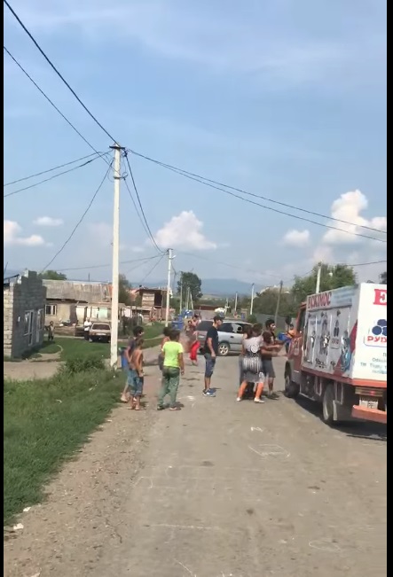 На Закарпатті роми напали на автівку з морозивом (ВІДЕО)