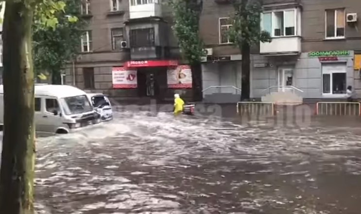 На Одеську область обрушилась сильна злива зі смерчем (ВІДЕО)