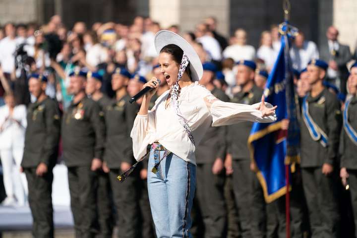 Зачитала реп на Майдані у День Незалежності: хто така закарпатка Аліна Паш?