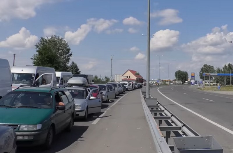 Майже чверть тисячі авто досі в чергах на кордонах на Закарпатті