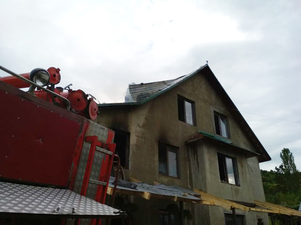 Горів житловий будинок: нові подробиці масштабної пожежі на Хустщині (ФОТО)