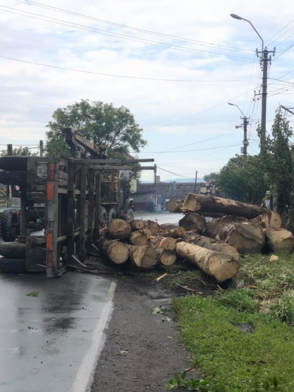 ДТП на Тячівщині: рух вулицею паралізував перекинутий лісовоз (ФОТО)