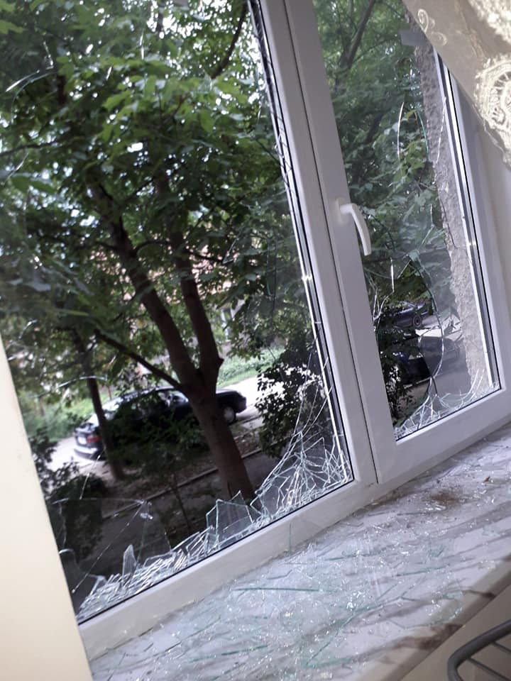 Побив вікна та зламав двері: у Виноградові неадекватний чоловік намагався потрапити у квартиру, де ховалась жінка з дитиною (ФОТО, ВІДЕО)