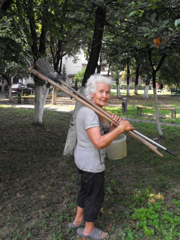 "Поки комунальники та муніципали гралися": у Мукачеві 78-річна бабуся самотужки облагородила майданчик (ФОТО)