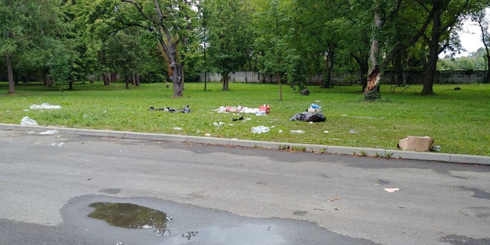 Сморід та груди сміття: Мукачево оговтується після вчорашнього фестивалю (ФОТО)