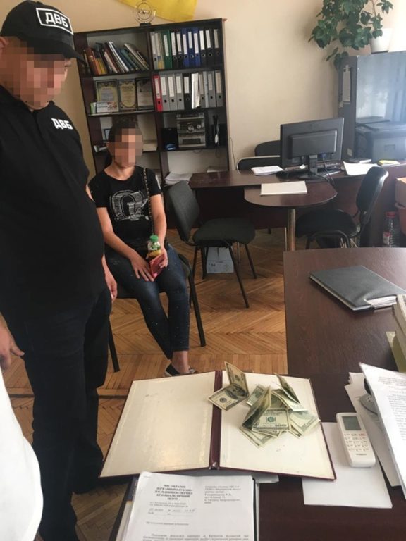 Підкуп слідчого: офіційно про затримання хабарниці на Мукачівщині (ФОТО)