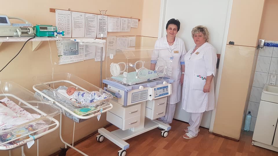 Пологове відділення Виноградівської лікарні отримало сучасний інкубатор для немовлят