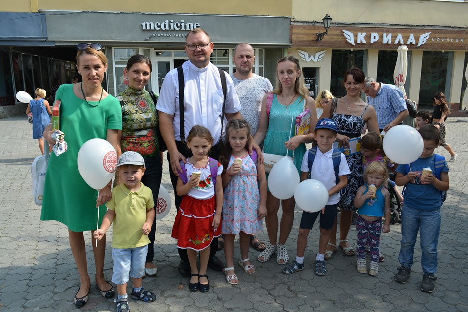 Ужгородські першокласники з малозабезпечених сімей отримали шкільні портфелі (ФОТО)
