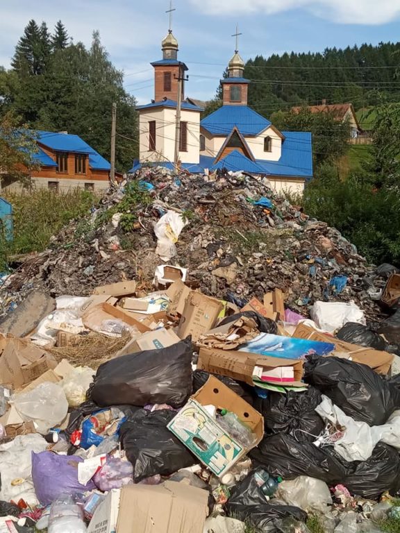 Купи сміття на тлі храму: на Рахівщині біля церкви влаштували сміттєзвалище (ФОТО)