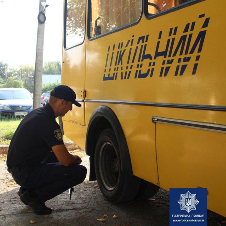 На Закарпатті поліція перевіряє шкільні автобуси та обстежує території біля шкіл (ФОТО)