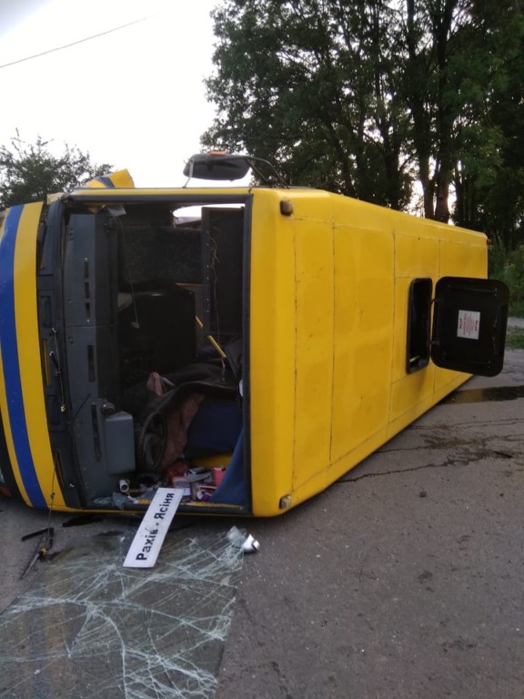 П’ятеро людей постраждали: на Рахівщині перевернувся рейсовий автобус (ФОТО)