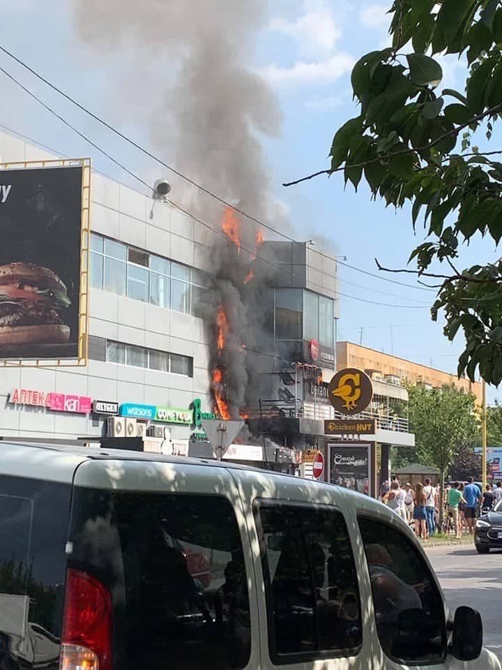 Патрульні допомогли евакуювати людей з палаючого торгівельного центру в Ужгороді (ФОТО)