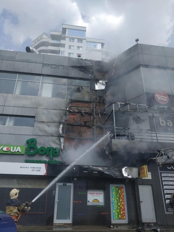 Пожежу в Ужгороді гасять чверть сотні рятувальників та півдесятка техніки (ФОТО)