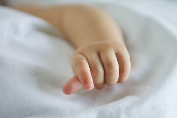 Мати випустила із рук: на Берегівщині немовля впало у гарячий бульйон