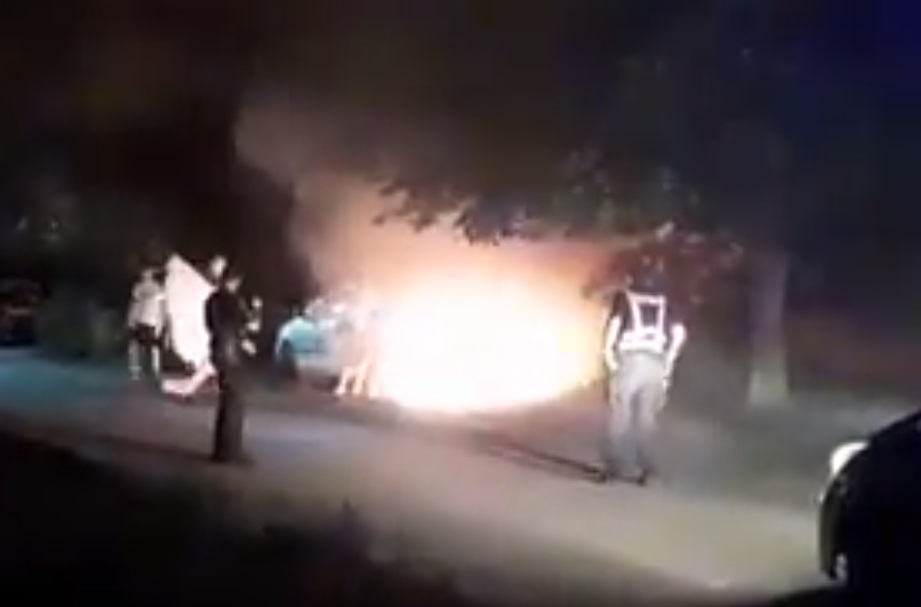 Вночі на ужгородській "Радванці" пролунав вибух: горіло авто (ВІДЕО)