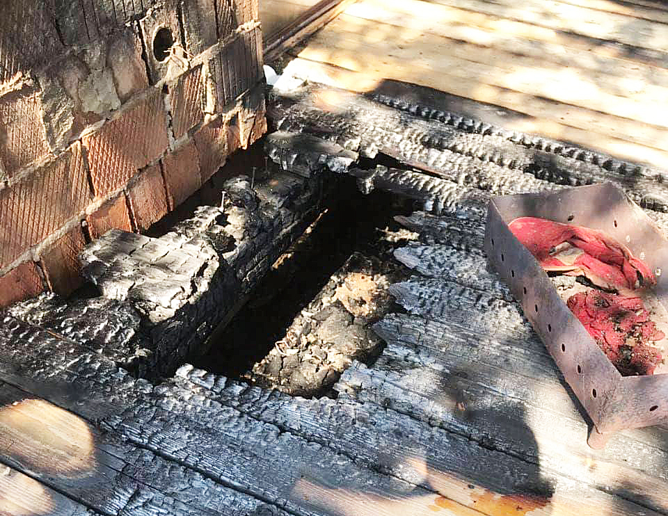 На Ужгородщині горів будинок - рятувальники показали наслідки пожежі (ФОТО)