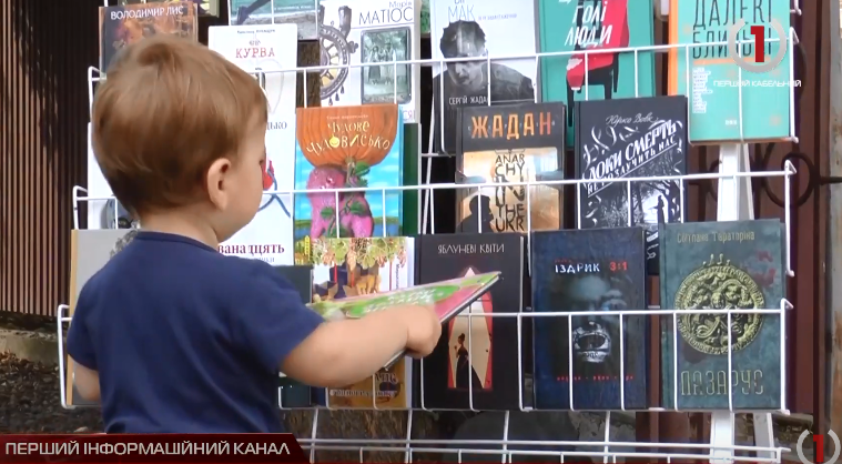 Книга за книгу: в Ужгороді випробовують новий спосіб безкоштовного пізнання (ВІДЕО)