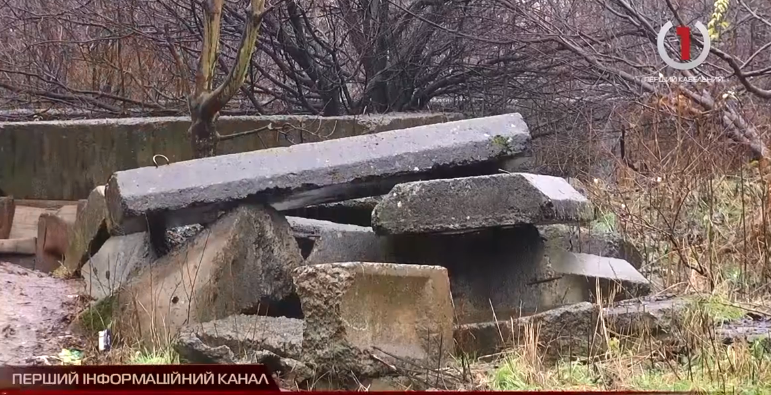 Навколо небезпечної території в одному з мікрорайонів Мукачева зводять паркан (ВІДЕО)