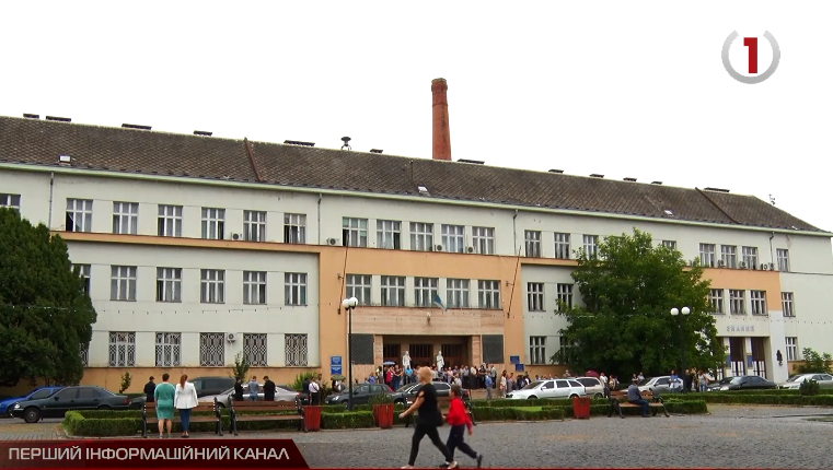 Оборона під дощем: в Ужгороді профспілки захищали свою будівлю (ВІДЕО)