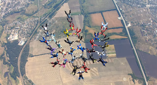 З Днем народження, країно: парашутисти зібрали в небі тризуб (ВІДЕО)