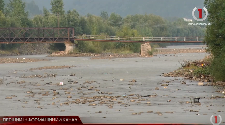 На Тячівщині відновлюють зруйновані паводком берегоукріплення (ВІДЕО)
