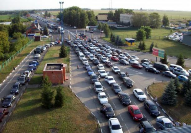 Понад 200 авто: на Закарпатті черги у всіх КПП з Угорщиною