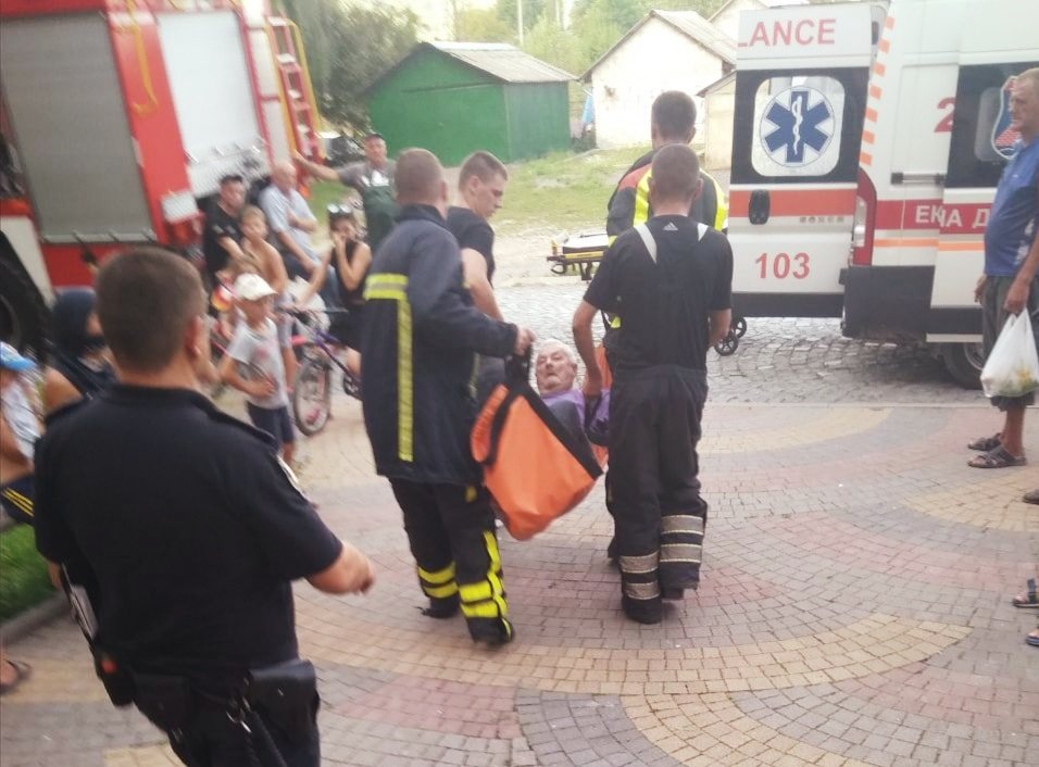 В цілковитому диму виявили власника: в Хусті рятувальники врятували чоловіка (ФОТО)