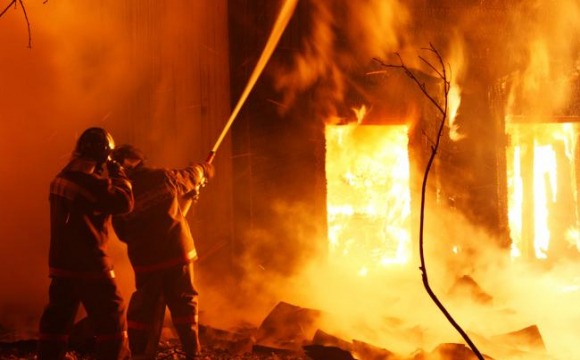 Пожежа у Великому Березному: масштабна пожежа в мить охопила будівлю