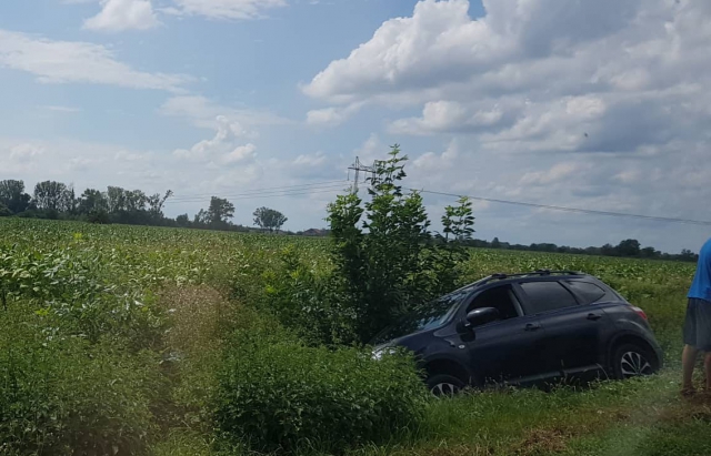 ДТП поблизу Мукачева: автомобіль опинився в кюветі (ФОТО)