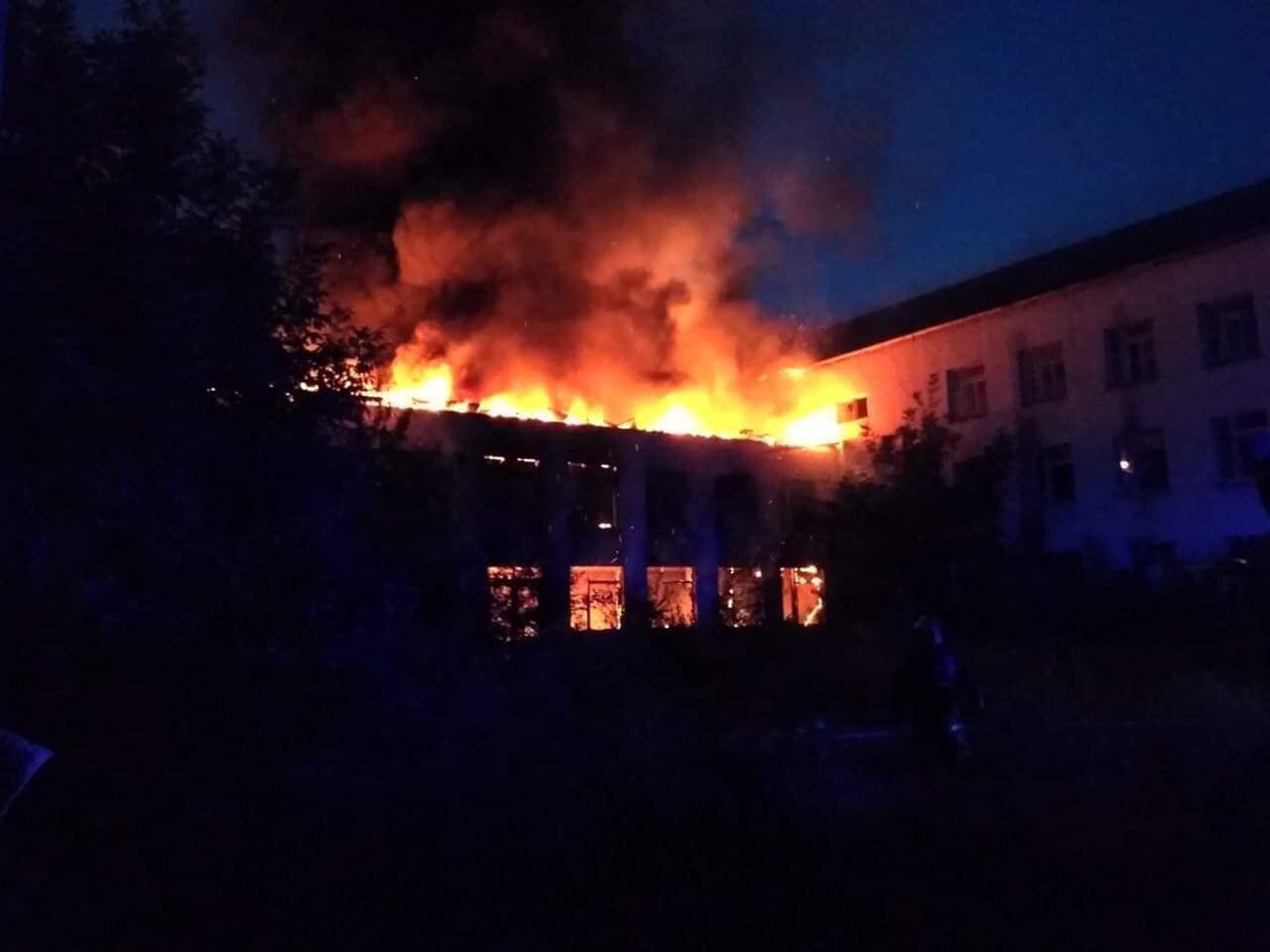 У місті Берегово масштабна пожежа: горить школа (ВІДЕО)