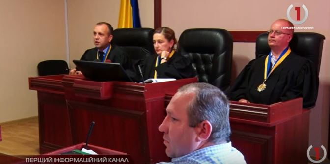Судове засідання «на емоціях»: у Мукачівському міськрайонному суді розмахували ножем (ВІДЕО)
