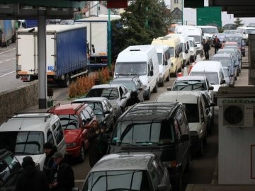 Майже 100 авто стоять у чергах на виїзд на кордонах в Закарпатті