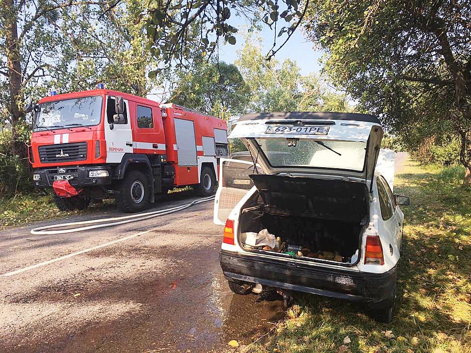 Закарпатські рятувальники загасили палаючий автомобіль (ФОТО)