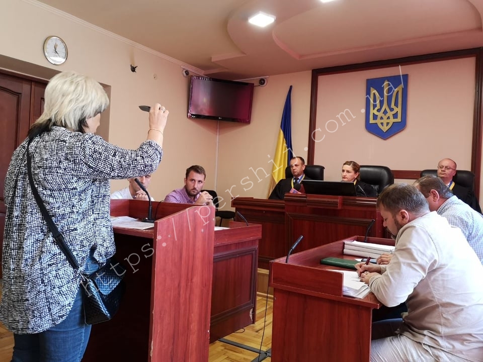 "Свідок, не розмахуйте ножем!": у Мукачівському міськрайонному суді триває засідання по резонансному вбивству (ФОТО)