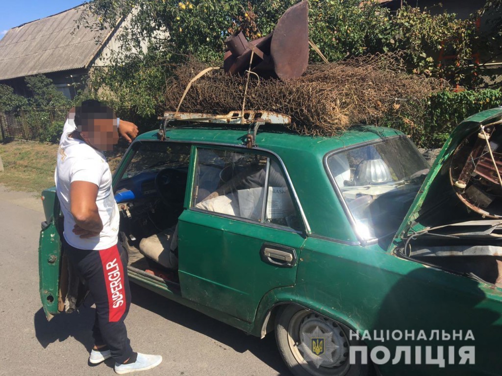 Їхав без посвідчення, але попався: на Ужгородщині водій намагався "відмазатись" від поліції грошами