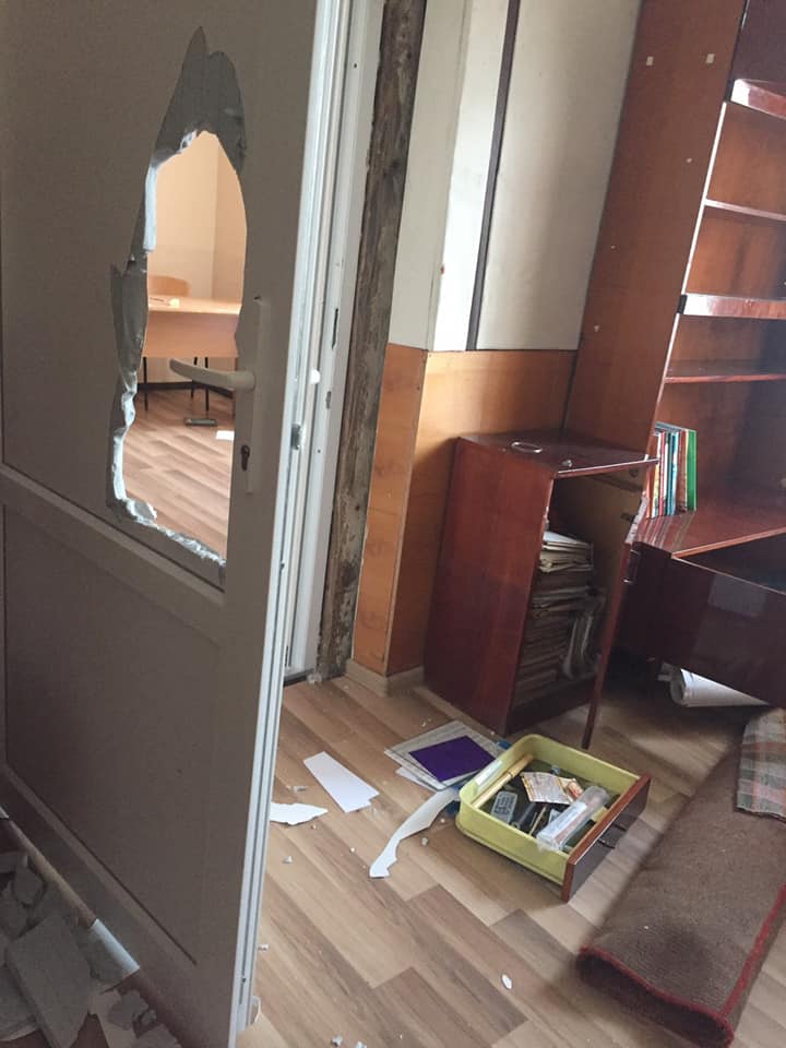 Зламані двері та потрощені кабінети: вандали пограбували школу мистецтв в Ракошині (ФОТО)