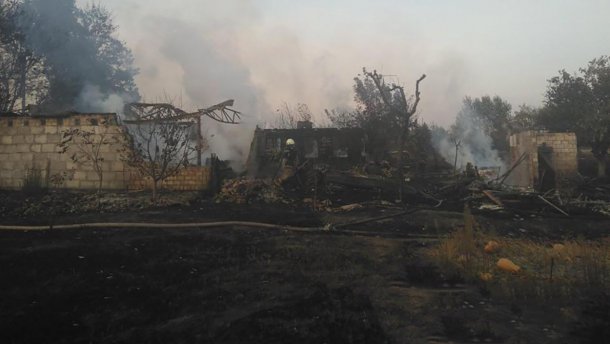 Через підпал трави згоріли три будинки та п’ять авто (ФОТО)