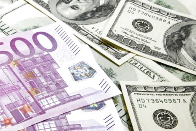 Курс валют на 4 вересня: долар та євро не здаються