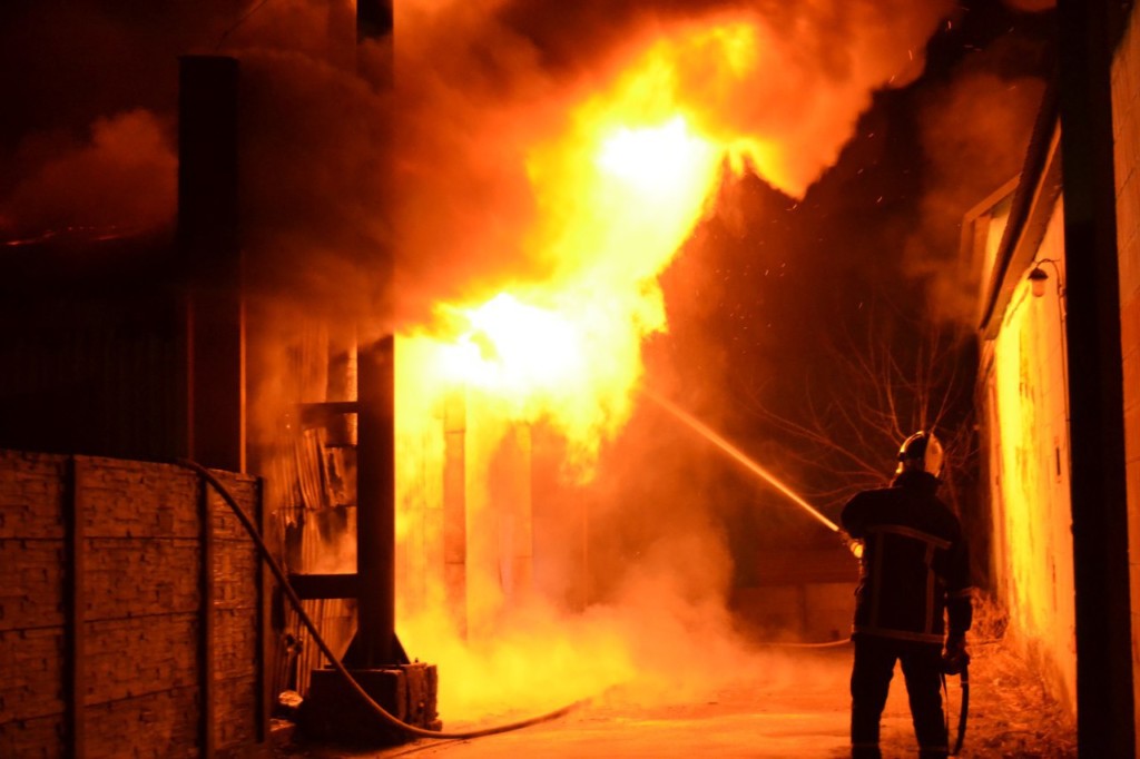 Смертельна пожежа на Берегівщині: всередині палаючого будинку рятувальники виявили тіло