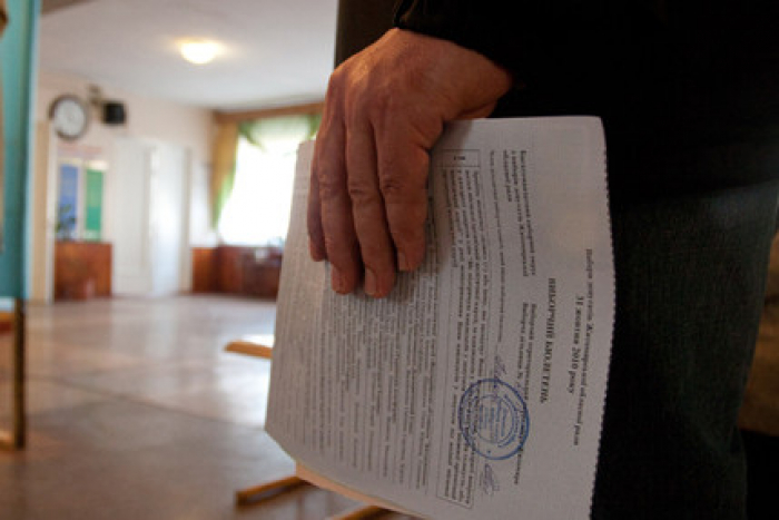 Чоловіку, який намагався винести бюлетень з виборчої дільниці на Рахівщині, світить покарання