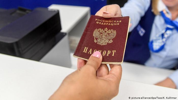 Willkommen: Німеччина штампує візи у російські паспорти мешканців ОРДЛО
