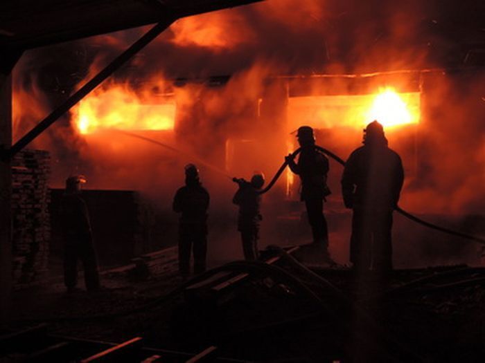Масштабна пожежа на Хустщині: вогнище із лісопильного цеху перекинулося й на сусідню будівлю