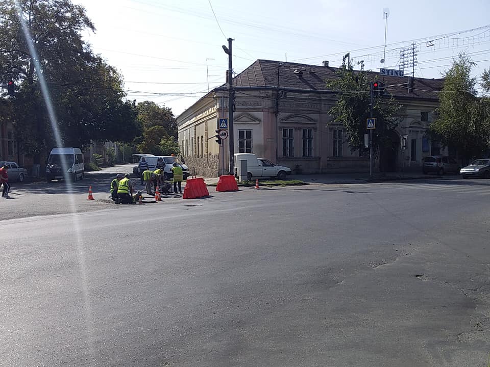 До уваги жителів Берегова: рух містом ускладнено через ремонтні роботи (ФОТО)