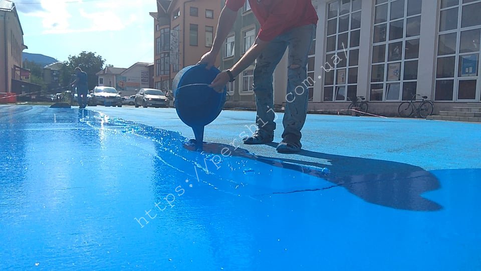 Скейтпарк у Тячеві: у центрі міста "заливають" основу для майданчика (ФОТО, ВІДЕО)