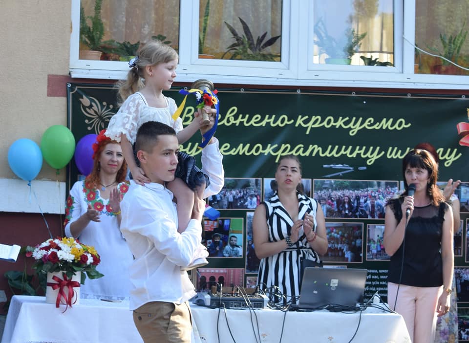 Одна з ужгородських шкіл сьогодні провела святкову лінійку (ФОТО)