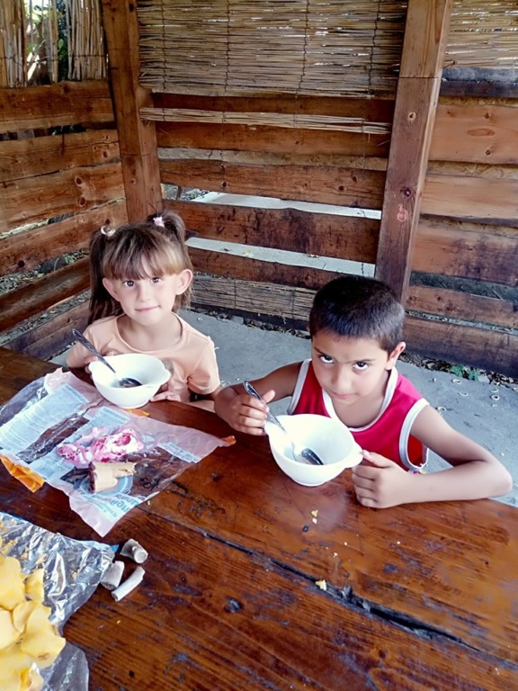 У селі Червоне, на ужгородщині, приватний підприємець годує малозабезпечених дітей